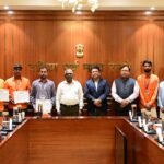 संरक्षा के सजग प्रहरियों को महाप्रबंधक, श्री तरुण प्रकाश ने किया सम्मानित