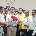 सर्व आदिवासी समाज के प्रतिनिधि मंडल ने जिला कलेक्टर दीपक सोनी&nbsp; को स्मृति चिन्ह, पुष्पगुच्छ भेंट कर भावभीनी विदाई दी