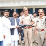 स्वतंत्रता दिवस पर पुलिस जवानों को छाता वितरण, युवा कांग्रेस ने बरसात में ड्यूटी कर रहे जवानों का किया सम्मान