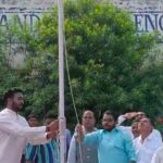 भाटापारा पीएमश्री स्वामी आत्मानंद स्कुल में शाला विकास समिति अध्यक्ष कोमल शर्मा ने किया ध्वजारोहण